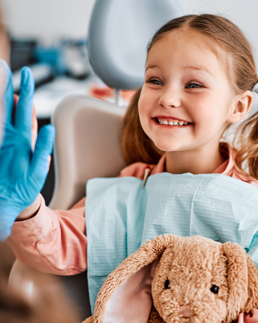 Bambino sorridente in studio durante una visita pediatrica — Pedodonzia Monte Porzio Catone