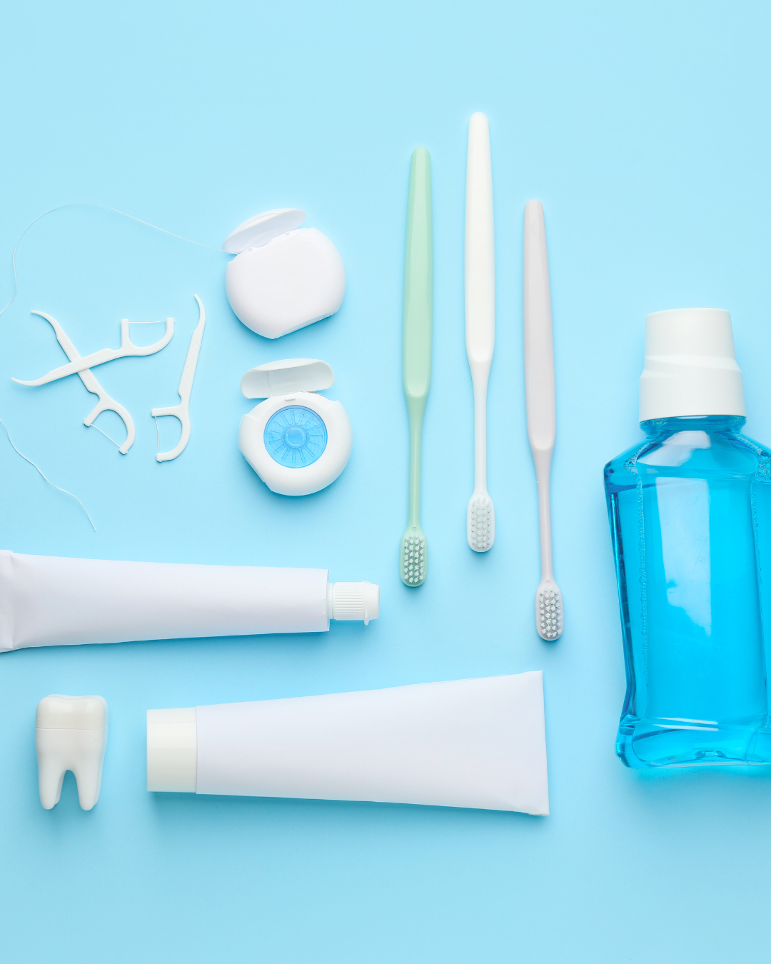 Kit per l'igiene orale quotidiana: spazzolino, dentifricio, filo interdentale e collutorio
