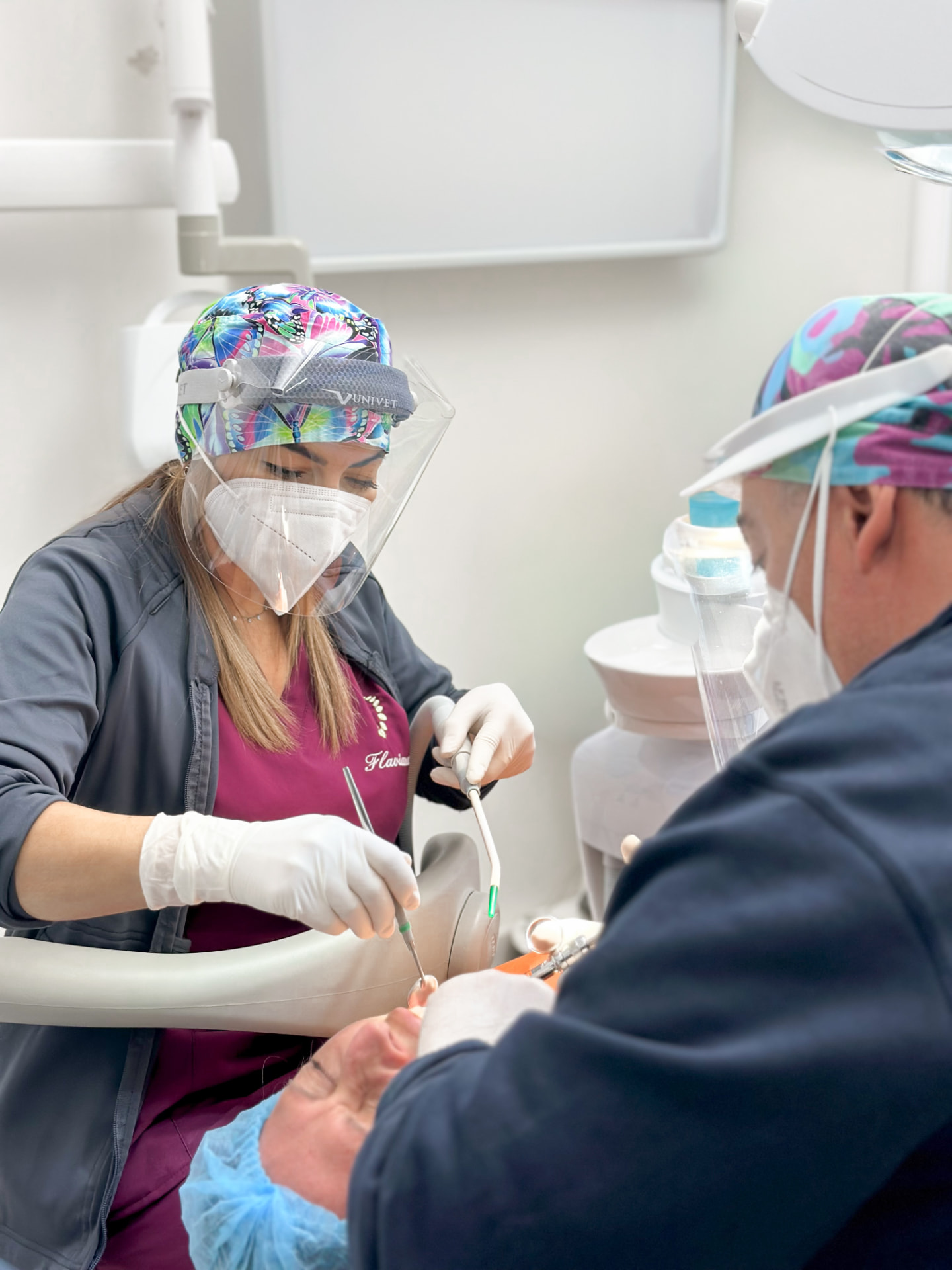 Intervento di chirurgia orale in corso nello Studio Dentistico Di Vito a Monte Porzio Catone